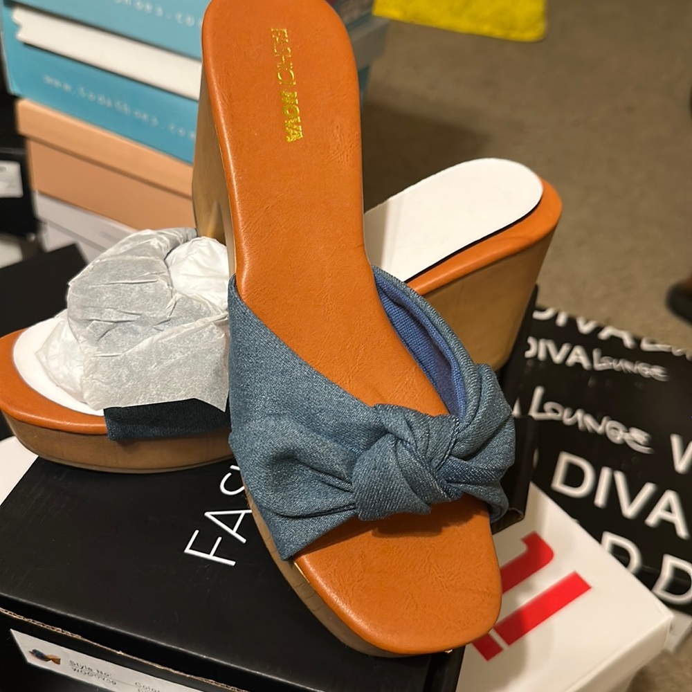 Women denim wedges that are foxy and cute. Size 11 blue